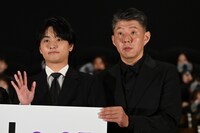 左から奥平大兼、荒川良々