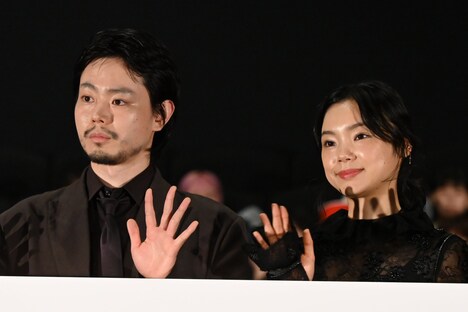 左から菅田将暉、古川琴音