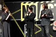 左から白石麻衣、中村倫也、豊川悦司。