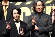 左から中村倫也、豊川悦司。