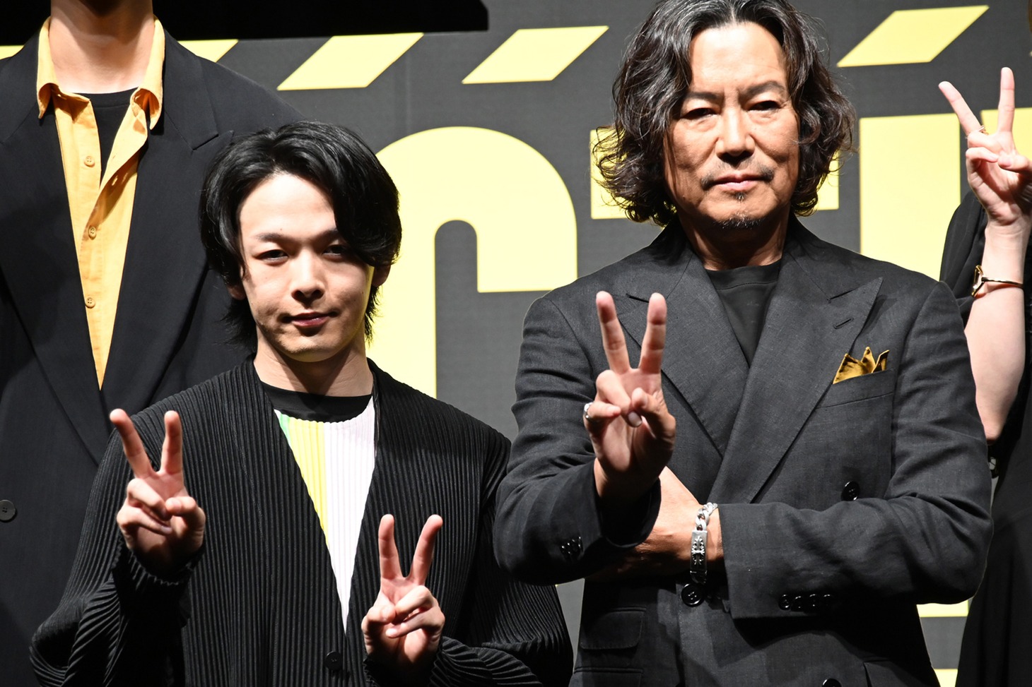 左から中村倫也、豊川悦司。