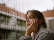 「忘れたものだけが新しい」監督のモナ・シーア