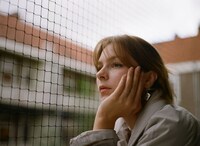 「忘れたものだけが新しい」監督のモナ・シーア