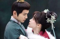 シュー・ジェンシー（徐正溪）演じる姫元溯（左）、モン・ズーイー（孟子義）演じる花琉璃（右）。