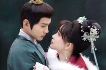 シュー・ジェンシー（徐正溪）演じる姫元溯（左）、モン・ズーイー（孟子義）演じる花琉璃（右）。