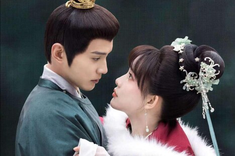 シュー・ジェンシー（徐正溪）演じる姫元溯（左）、モン・ズーイー（孟子義）演じる花琉璃（右）。