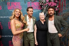 「ふたりで終わらせる／IT ENDS WITH US」USプレミアの様子。左からブレイク・ライヴリー、ライアン・レイノルズ、タミー・レイノルズ、ブランドン・スクレナー