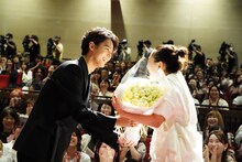 奈緒（右）に花束を渡す藤ヶ谷太輔（左）