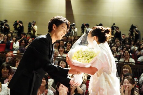 奈緒(右)に花束を渡す藤ヶ谷太輔(左)