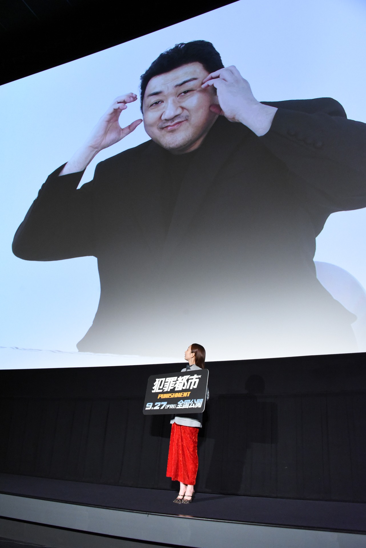 ほっぺハートをするマ・ドンソク（奥）