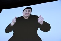 指ハートをするマ・ドンソク