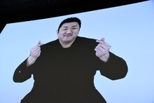 指ハートをするマ・ドンソク