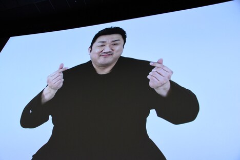 指ハートをするマ・ドンソク