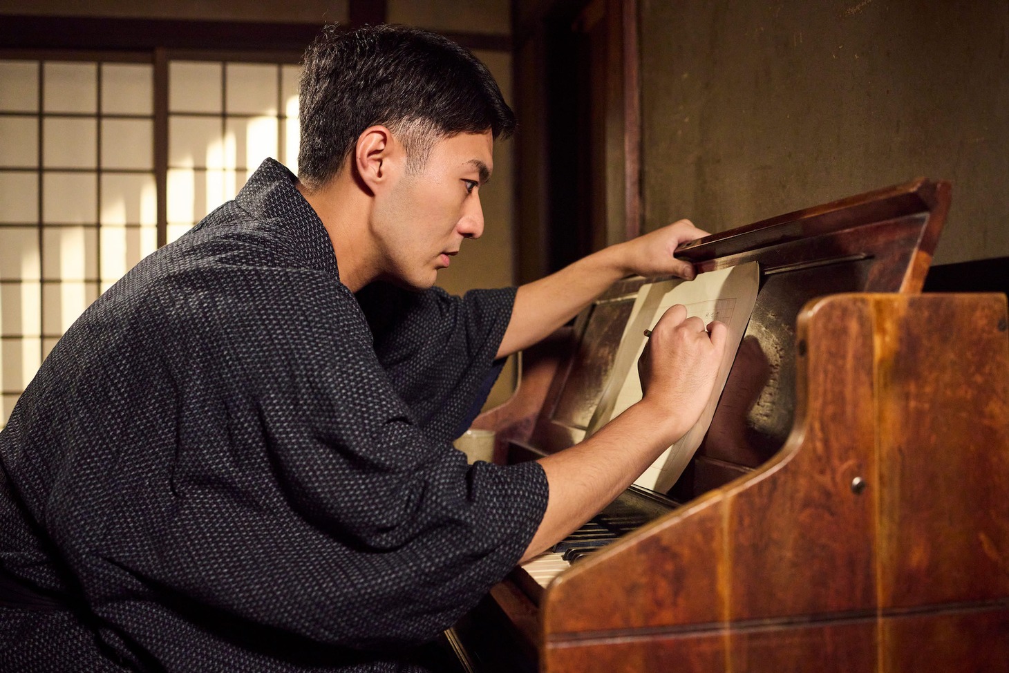 映画「シンペイ～歌こそすべて」より、中村橋之助演じる中山晋平。