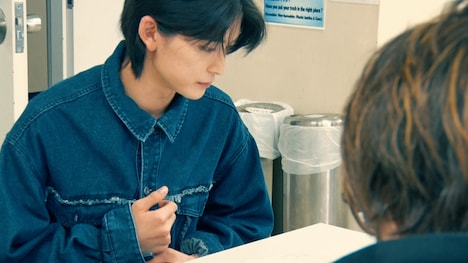 「news zero×『あの人が消えた』その素顔が知りたい。俳優・高橋文哉」より、高橋文哉(奥)