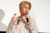 「恋を知らない僕たちは」のステッカーとムビチケを挟んだ私物携帯を披露する猪狩蒼弥