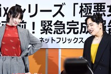 パフォーマンスで報道陣にメンチを切るゆりやんレトリィバァ（右）と唐田えりか（左）