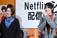 笑みを浮かべる唐田えりか（右）と剛力彩芽（左）