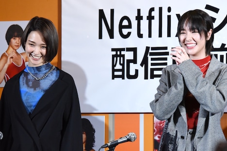 笑みを浮かべる唐田えりか(右)と剛力彩芽(左)