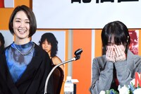 左から剛力彩芽、唐田えりか