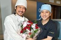 「ブラックペアン シーズン2」天城雪彦役の二宮和也（右）と佐伯清剛役の内野聖陽（左）