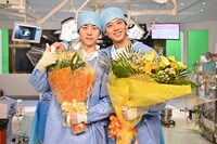 「ブラックペアン シーズン2」パク・ミンジェ役のキム・ムジュン（左）と世良雅志役の竹内涼真（右）