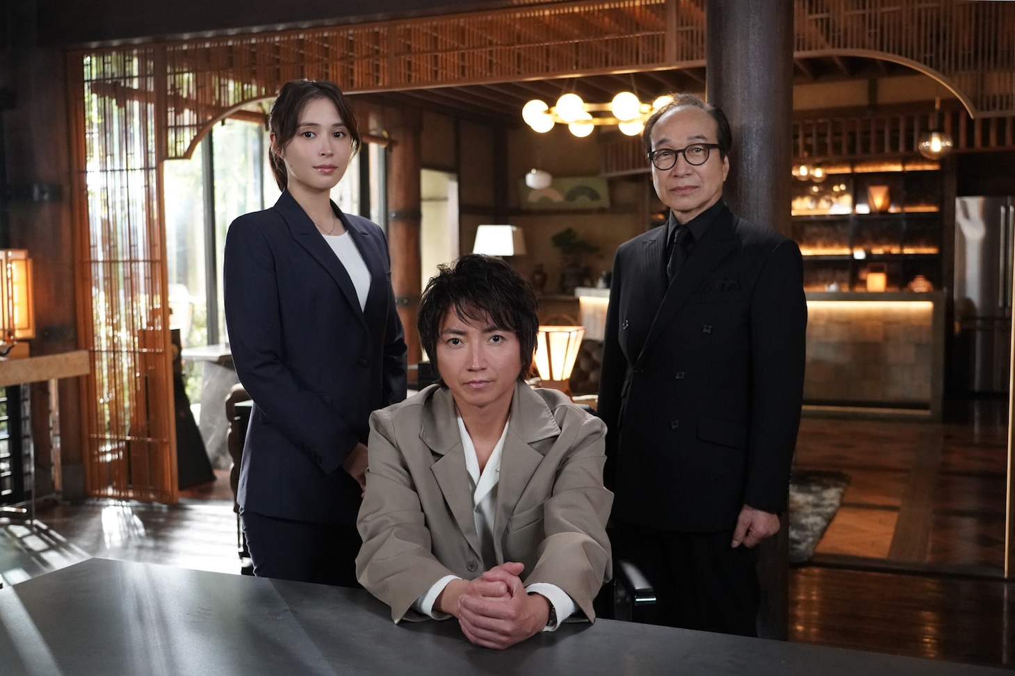 左から広瀬アリス、藤原竜也、小日向文世