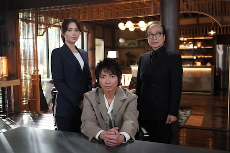 左から広瀬アリス、藤原竜也、小日向文世