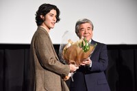 白糠町の町長・棚野孝夫（右）から花束を受け取る寛一郎（左）