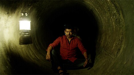 「カッティ 刃物と水道管」場面写真