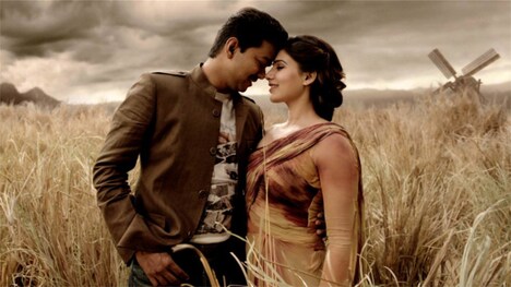 「カッティ 刃物と水道管」場面写真