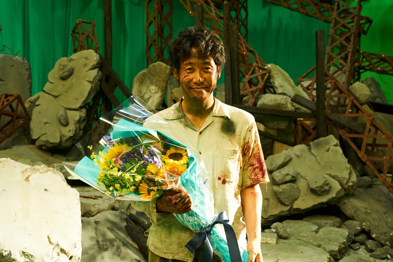 大泉洋が「終りに見た街」撮了に両手を突き上げる、妻役・吉田羊がサプライズ登場