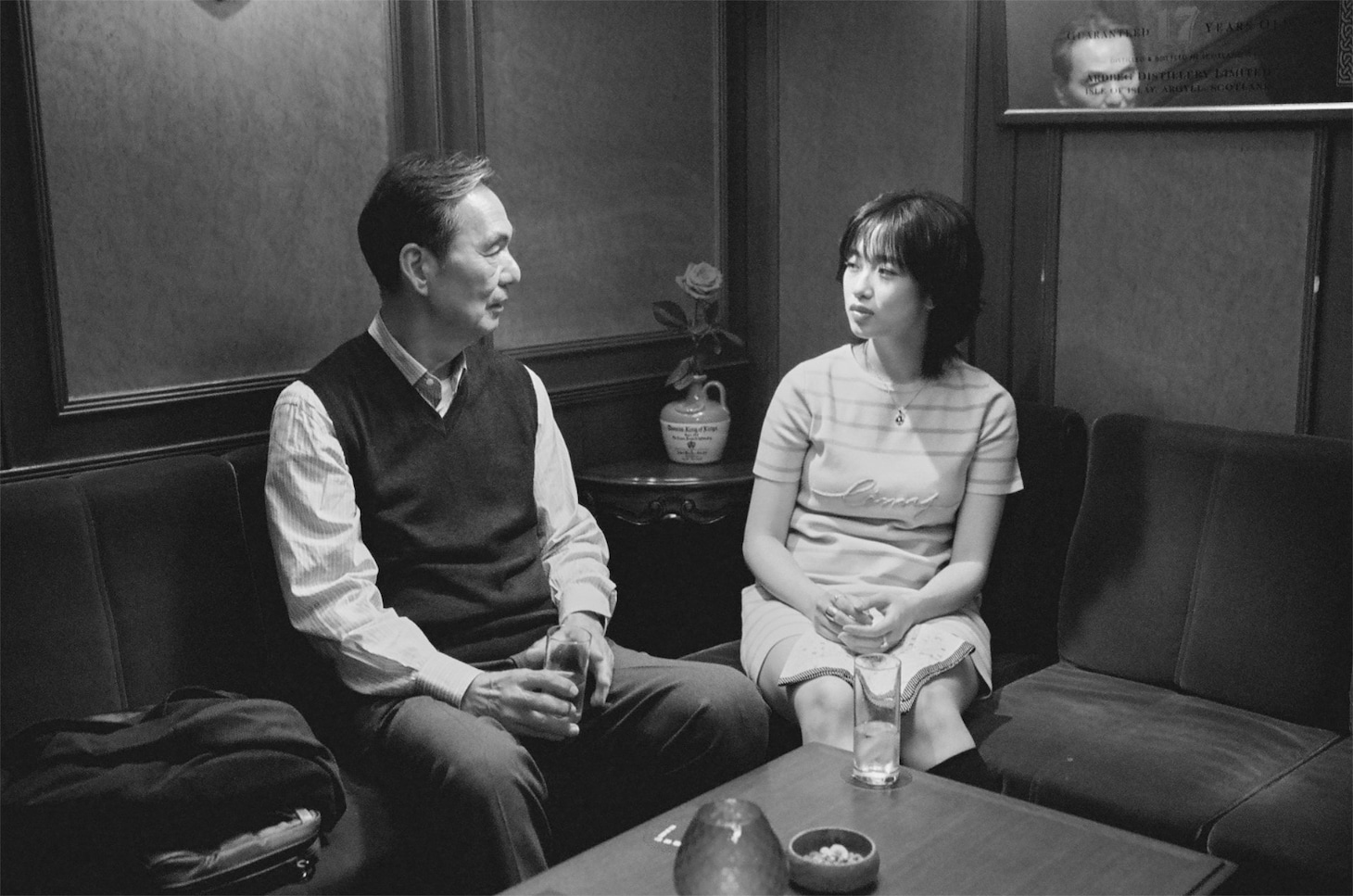 映画「敵」より、左から長塚京三、河合優実