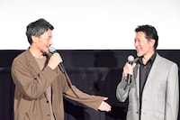 冨家ノリマサ（右）と喜びを分かち合う山口馬木也（左）