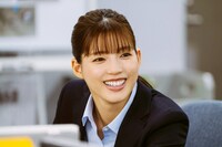 岡島早紀役の石井杏奈