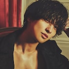 横浜流星の2025年カレンダーはパリが舞台、色気あふれるバスローブ姿も披露