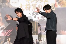 中継先のカメラに向かって手を振る山崎賢人（左）と吉沢亮（右）