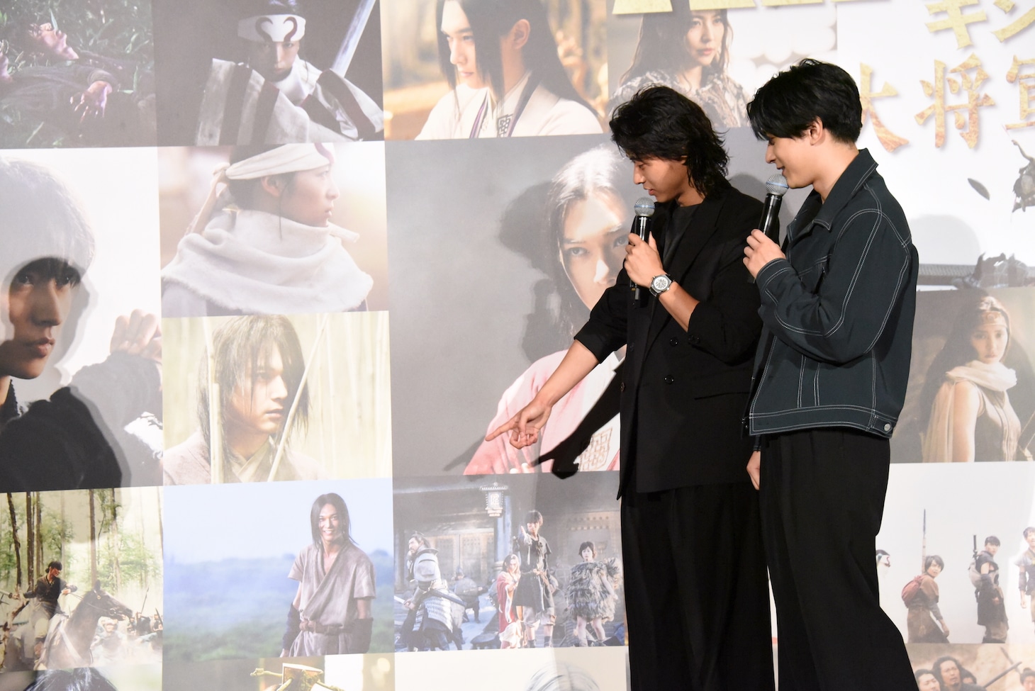 「キングダム」シリーズの写真を見て懐かしむ山崎賢人（左）と吉沢亮（右）