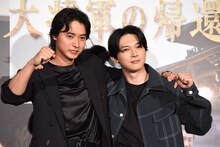 左から山崎賢人、吉沢亮