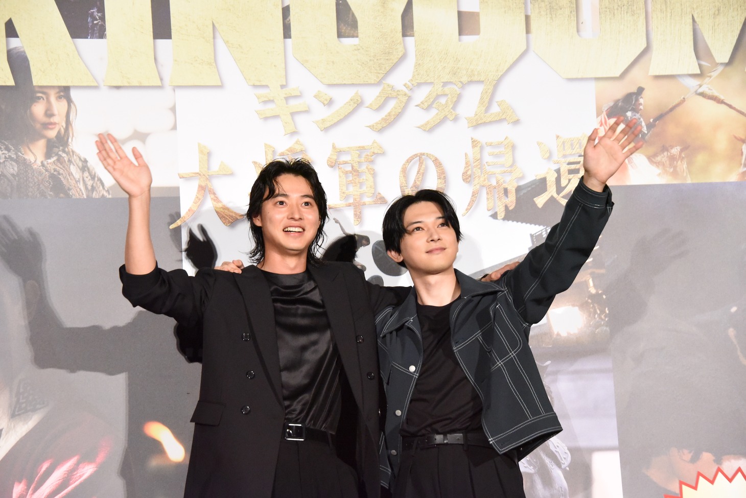 観客に手を振る山崎賢人（左）と吉沢亮（右）
