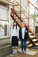 映画「ネムルバカ」より、久保史緒里演じる入巣柚実（左）と、平祐奈演じる鯨井ルカ（右）