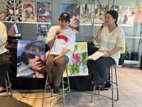 内山拓也（中央）