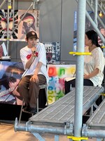 内山拓也（左）