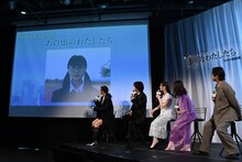 スクリーンに映し出される小野花梨の写真