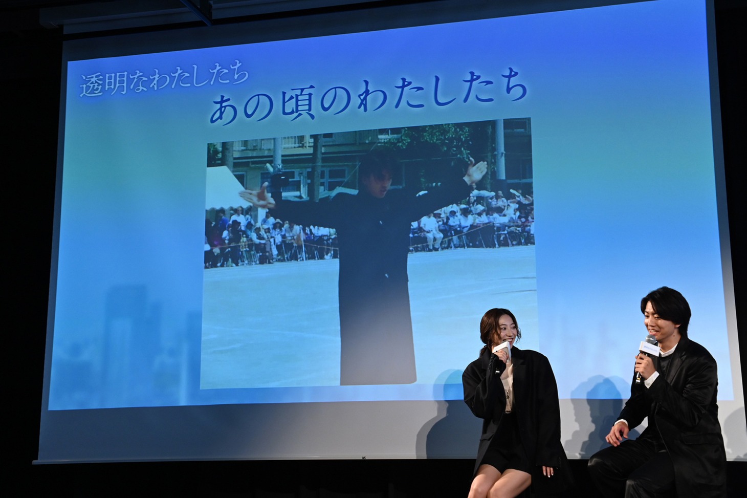 スクリーンに映し出される伊藤健太郎の写真