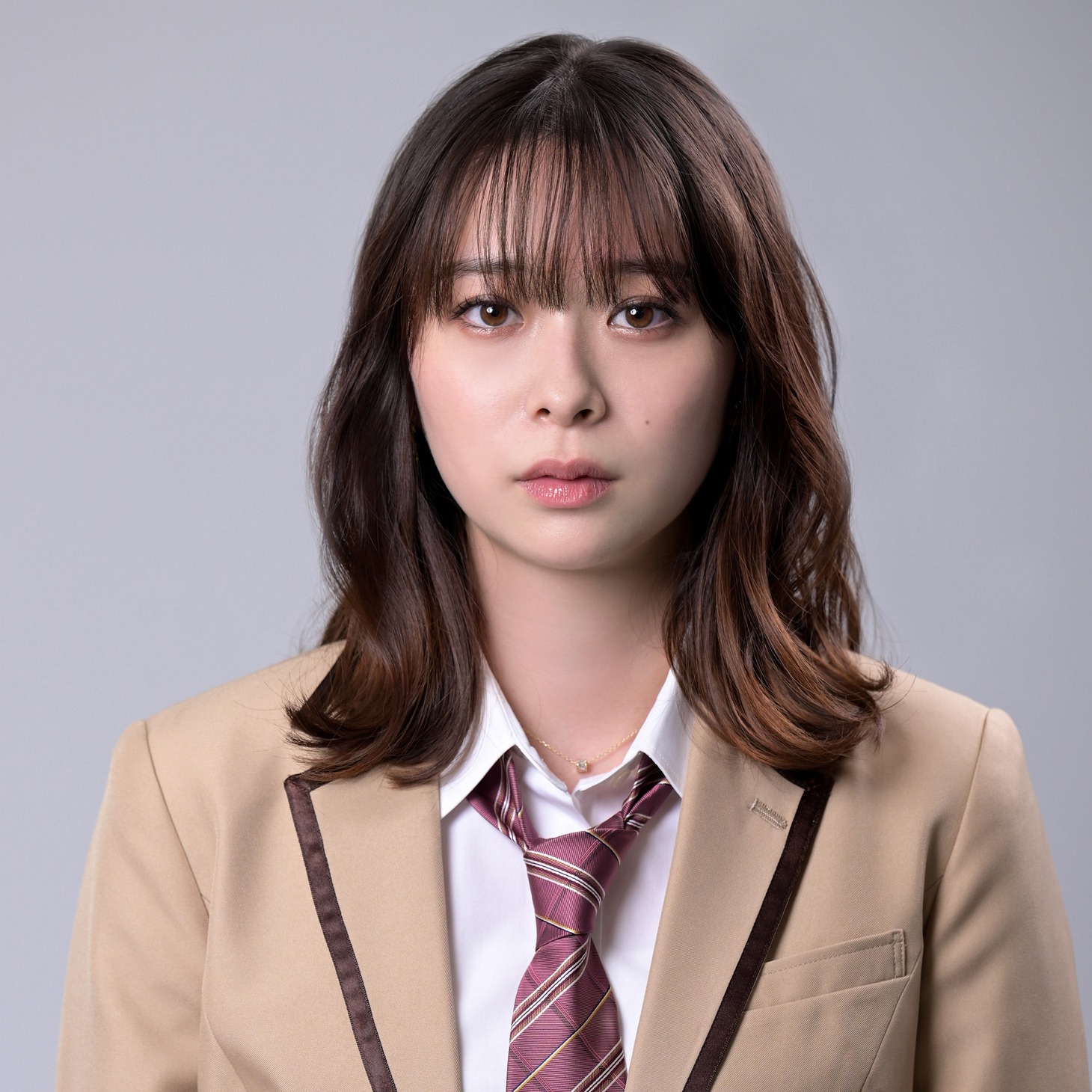 佐藤里奈役の田鍋梨々花。