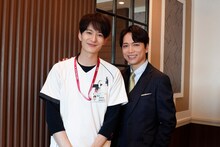 ドラマ「ザ・トラベルナース」より、那須田歩役の岡田将生（左）と薬師丸卓役の山崎育三郎（右）