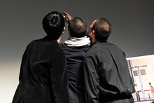 左から栗原颯人、空音央、日高由起刀。