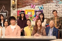 「アウト×デラックス2024 世界中の誰よりアウト集結SP」より、中山美穂（前列右）と、インスタントジョンソンじゃい（前列左）。