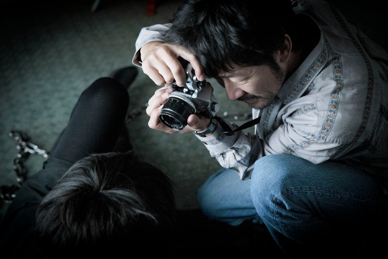 浅野忠信×瀧内公美「レイブンズ」夫婦の姿を捉えた新写真、監督マーク・ギルが絶賛